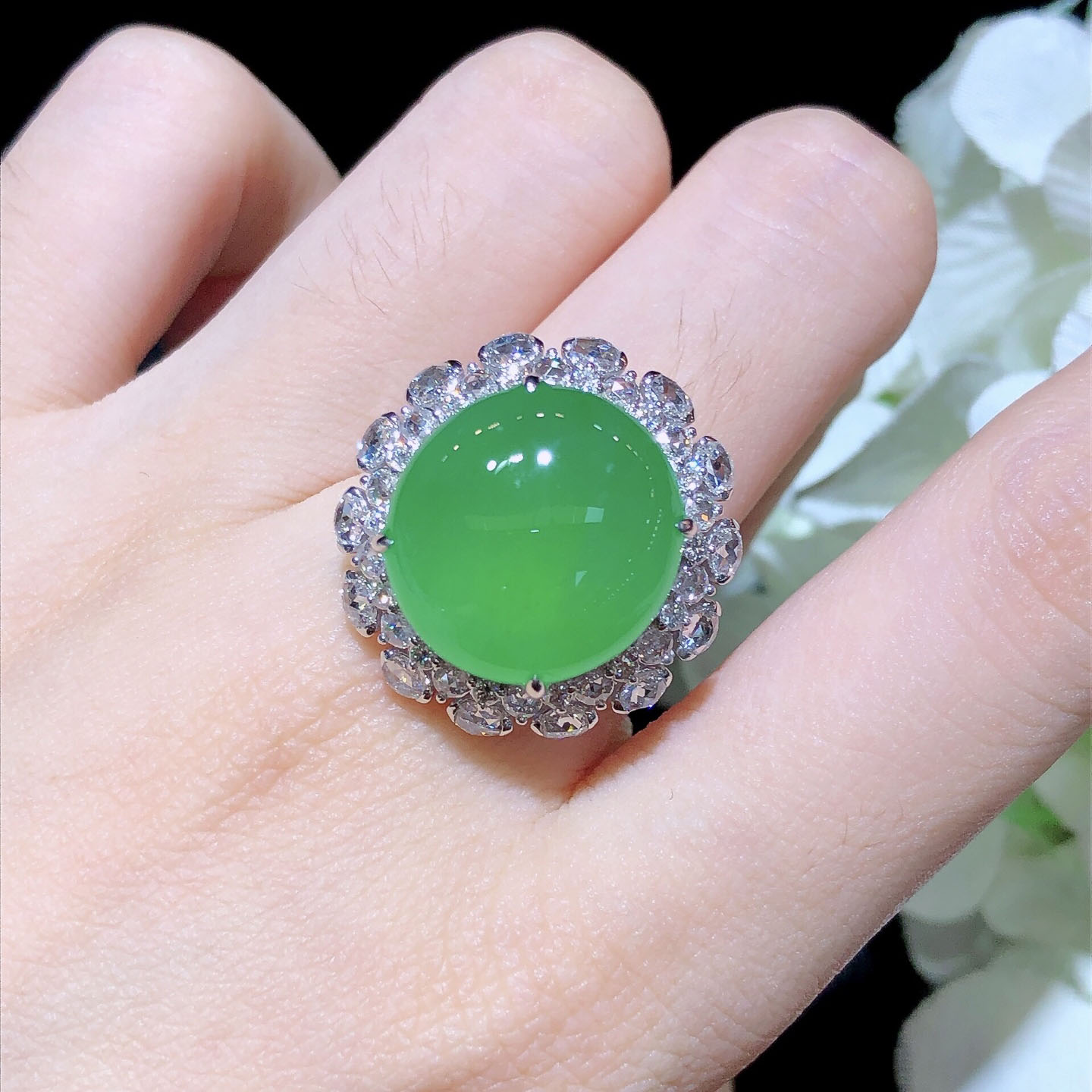 Cuiqin Emperor Bingyang Green Cabochon Ring 18k gold diamond inlaid with natural A-grade jadeite full and translucent