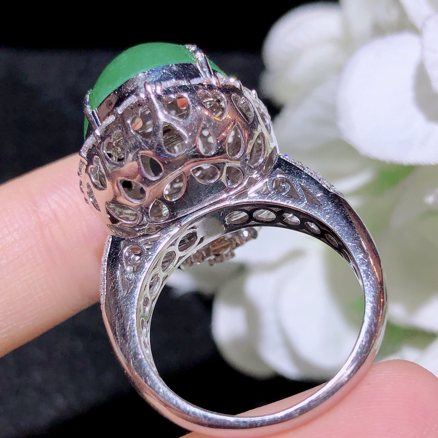 Cuiqin Emperor Bingyang Green Cabochon Ring 18k gold diamond inlaid with natural A-grade jadeite full and translucent