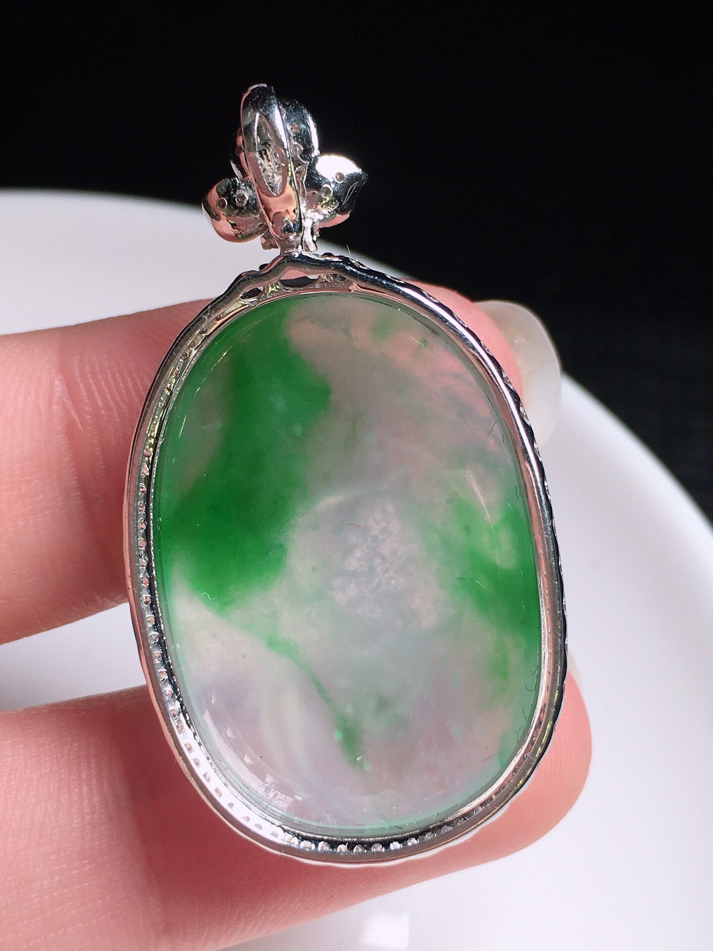 翠秦之皇冰种飘绿荷叶鱼吊坠 18k金镶嵌天然缅甸翡翠细腻饱满通透