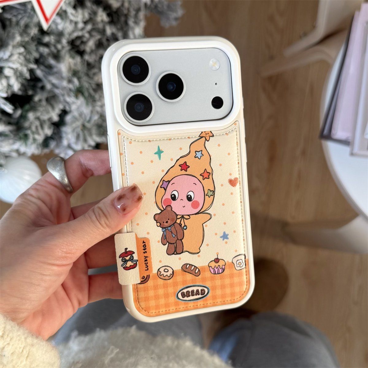 宏界 秋冬皮纹可爱美食面包抱小熊星星人适用苹果17ProMax手机壳iphone15新款16pro时尚款14pro防摔13保护套 - 图2