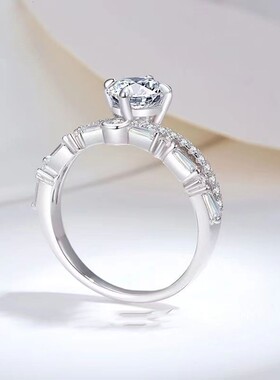 D色莫桑石皇冠四爪戒指