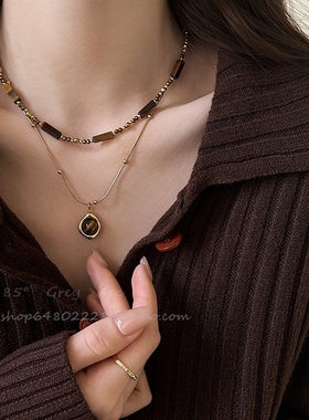 。粉色珍珠项链高端施家轻奢颈链冬天配毛衣的锁骨链新款2025爆款