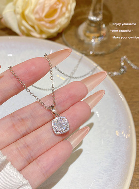 简约韩版小方糖项链女轻奢小众精致时尚锁骨链新款百搭高级感吊坠