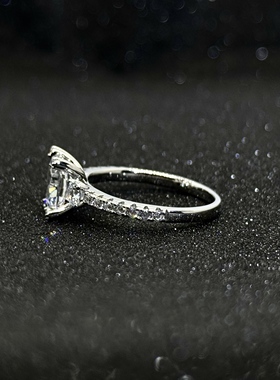星光璀璨2克拉椭圆戒指