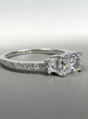 长方形雷迪恩横镶1克拉钻戒