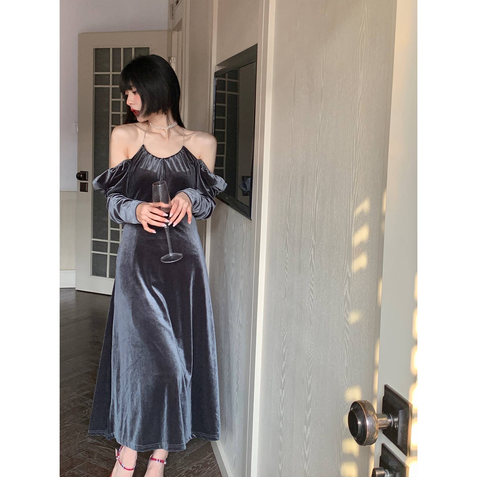 乌龙羊/法式灰色吊带连衣裙女秋季长袖丝绒长裙仙女显瘦打底裙子