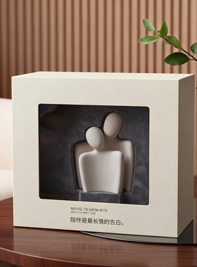 现代简约陶瓷人物摆件礼盒装