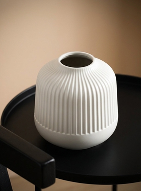 简约轻奢陶瓷竖纹花瓶摆件