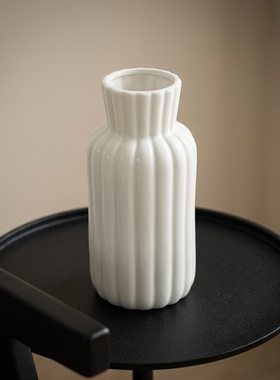 简约白色陶瓷竖纹花瓶摆件