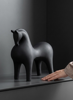 现代简约黑色马造型装饰摆件