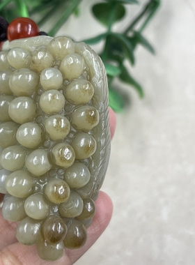 新疆和田玉糖白玉且末如意葡萄手把件多 子多福挂件吊坠包邮75克