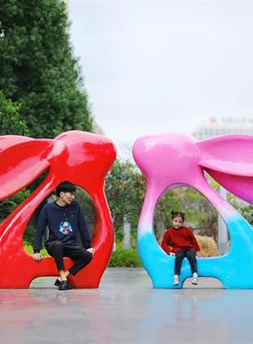 卡通兔子座椅新春大型雕塑户外小区公园步行街房地产打卡玻璃钢摆