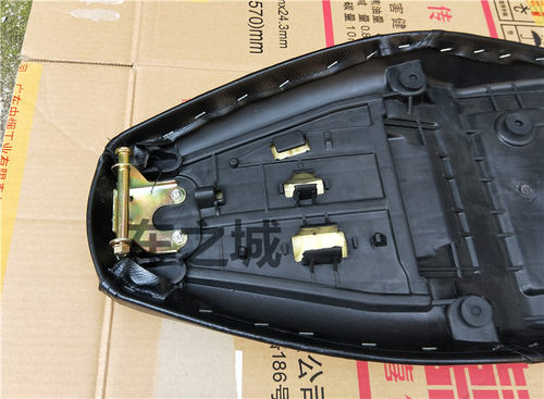 适用建设雅马哈JYM110-2弯梁摩托车配件爱发座包总成i8座包皮坐垫 - 图1