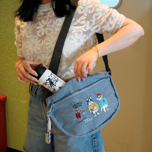 日本正品Kusuguru 实用款半月包 重工刺绣猫咪贴布单肩包休闲斜挎 - 图3