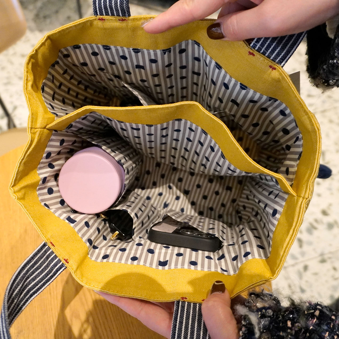 日本Kusuguru刺绣玛蒂尔达多隔层手提包精致贴布通勤水杯位帆布包,淘宝优惠券,粉丝福利购,淘宝优惠卷