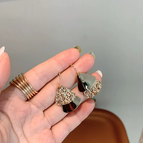 Серьги, изысканный стиль, 2021 года, простой и элегантный дизайн, европейский стиль