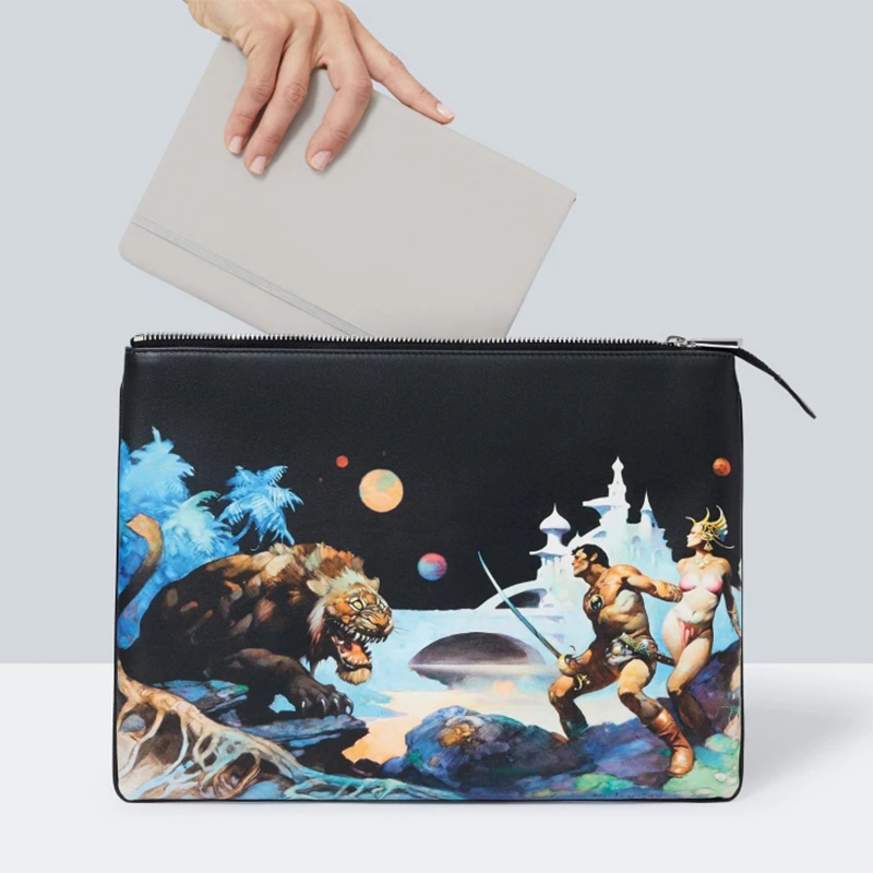 【现货】TASCHEN塔森 ob-Pouch, Frazetta，TASCHEN手拿包-弗兰克·弗雷泽塔进口大容量便携出行包袋-图0