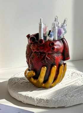 跨境化妆刷收纳桶手捧心脏学生个性笔筒桌面多功能装饰摆件