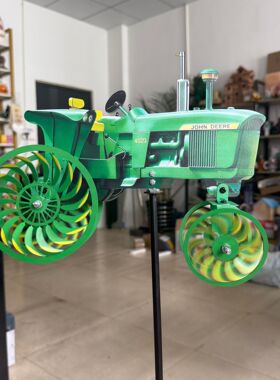 跨境新款Garden Wind Spinner 花园风车绿色拖拉机风车造型旋转轮