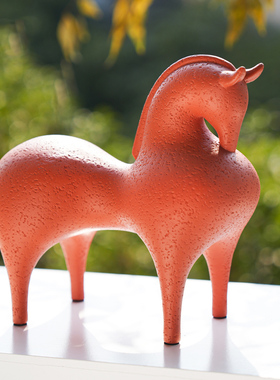 现代极简抽象红色马树脂摆件饰品