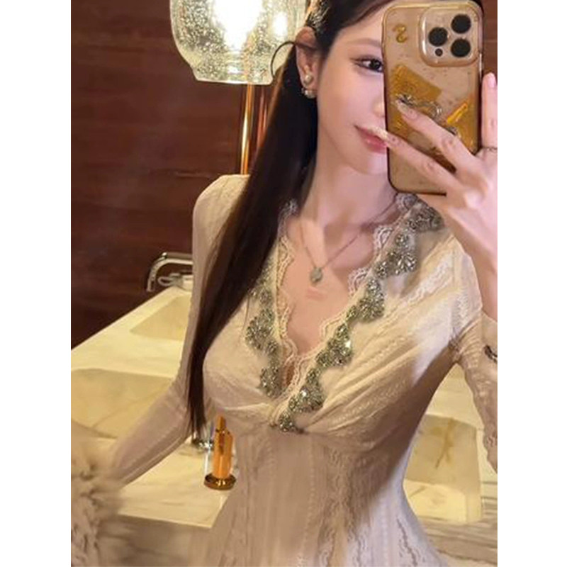 XZY 微胖名媛气质重工镶钻V领蕾丝上衣女25年冬季别致收腰打底衫,淘宝优惠券,粉丝福利购,淘宝优惠卷