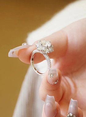 小红书爆款S925纯银莫桑钻戒指女一克拉闭口雪花设计奢华订婚钻戒