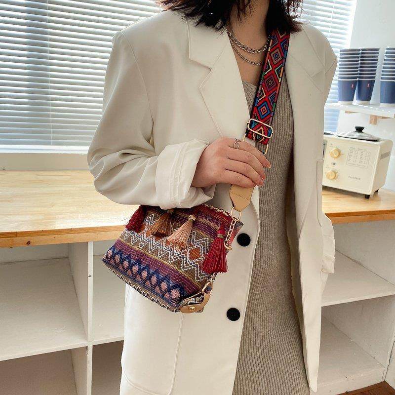 民族风小包包女2027夏季新款潮斜挎包宽肩带网红包时尚流苏小方包,淘宝优惠券,粉丝福利购,淘宝优惠卷