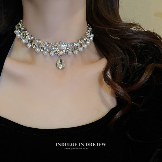 Women's baroque pearl clavicle necklace