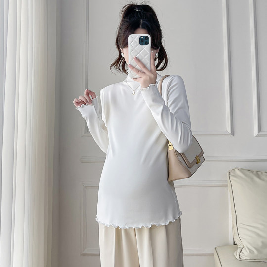 Pregnant women wear a turtle-necked black earrings until they are pregnant