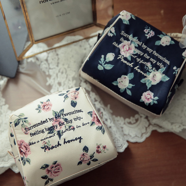 Retro flower makeup bag, small embroidered letters makeup storage bag, three-dimensional trapezoidal body bag