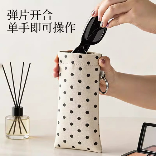 便携眼镜收纳袋时尚波点随身挂包墨镜整理袋自动闭合弹片收纳盒 - 图1