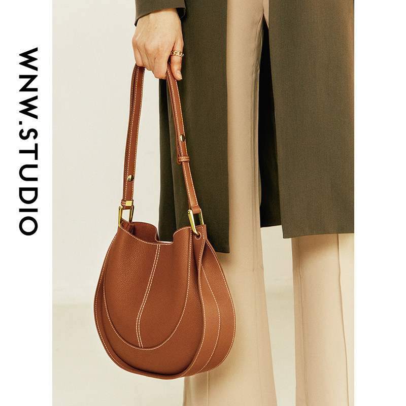 女头层牛皮小众轻奢2021潮真皮包包 唯女王马鞍包