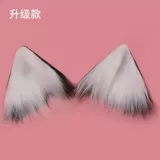 Чистая красная рука -приготовленная плюшевая осенняя и зимняя кошачьи уши