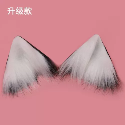 Чистая красная рука -приготовленная плюшевая осенняя и зимняя кошачьи уши