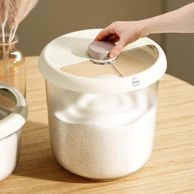 Insect-proof and moisture-proof sealed rice barrel for household use