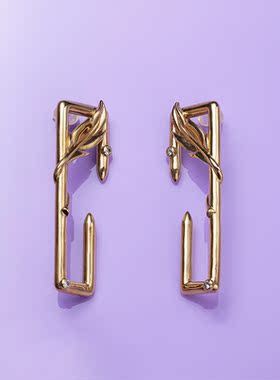hihi电线杆羽字耳环 镀18K白金 个性简约都市时尚