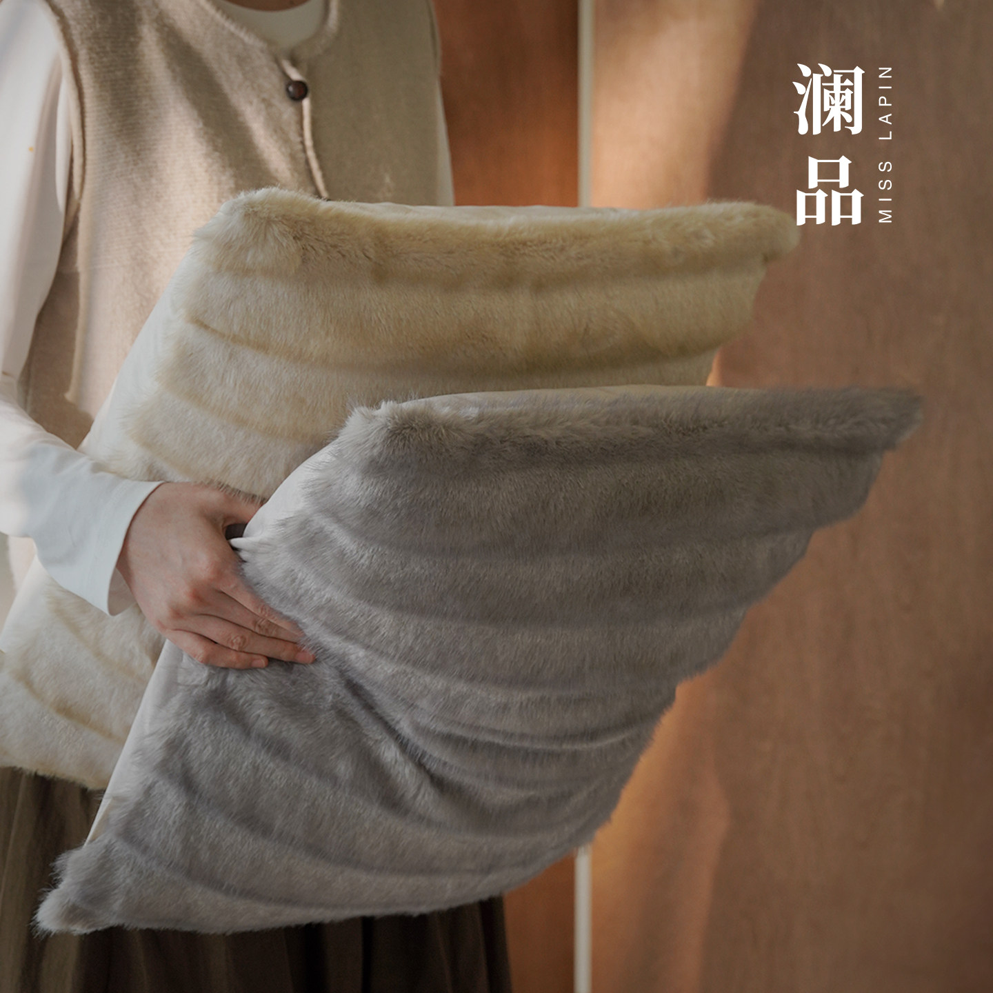 澜品『蛰居』黑米毛绒抱枕客厅沙发装饰腰枕舒适触感靠垫现代轻奢,淘宝优惠券,粉丝福利购,淘宝优惠卷