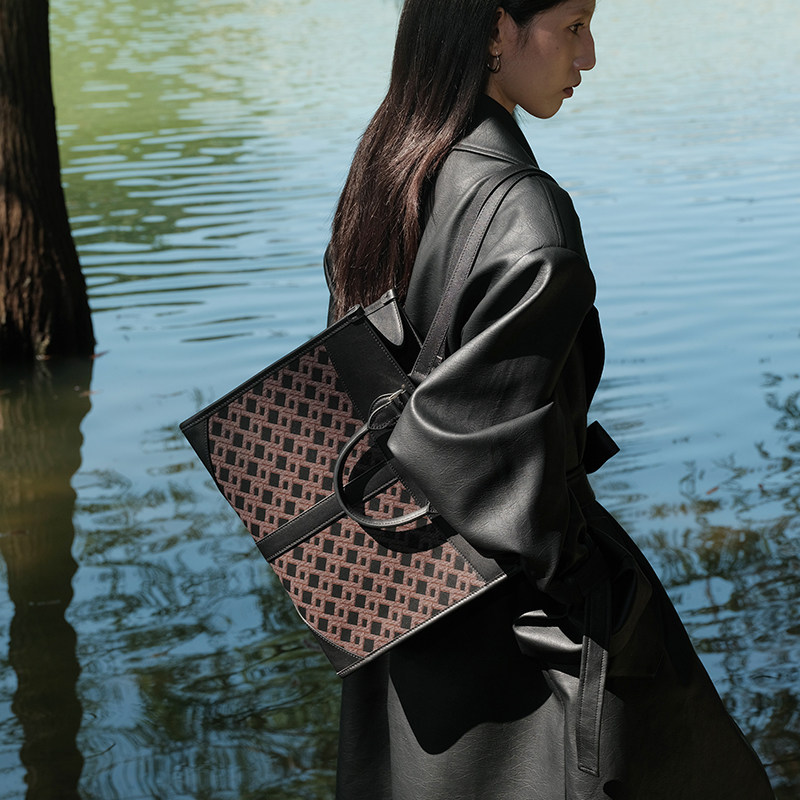 【少量现货】万字纹托特包通勤大容量单肩包中性手提包,淘宝优惠券,粉丝福利购,淘宝优惠卷