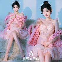 The new pregnant women in the studio photo the clothes indoor pure desire and the atmosphere is sweet and pregnant with a big belly picture clothes at home