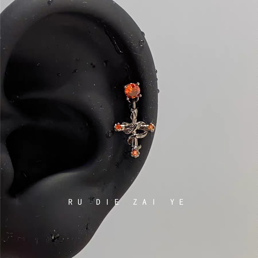 缠绕小蛇十字架哥特风耳骨钉钛钢辣妹酷男镶钻中性风好运吊坠耳钉 - 图1