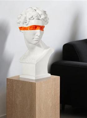 现代大卫人像雕塑玻璃钢抽象人物摆件克莱因蓝坐姿兔子样板房饰品