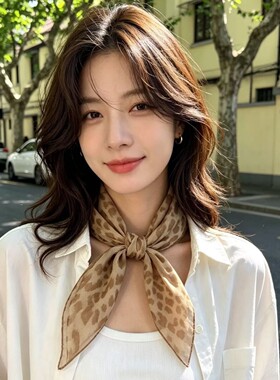 灰调腰果小碎花桑蚕丝方巾女春夏出游通勤 V 领上衣复古文艺丝巾