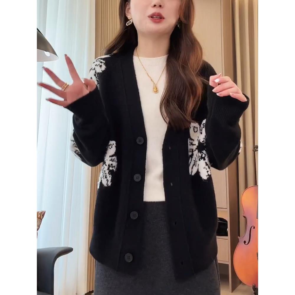 JOYIASS2025新款黑色v领毛衣开衫外套女装春秋季慵懒刺绣花朵针织 - 图2