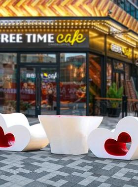 玻璃钢爱心桌椅雕塑商场甜品店商业街心形坐椅摆件户外庭院休息椅