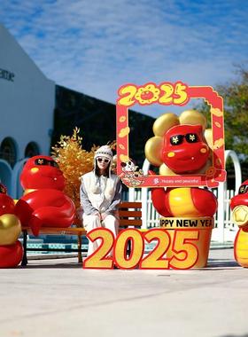 2025新年蛇美陈玻璃钢雕塑商场酒店布置春节贺岁蛇年卡通装饰摆件