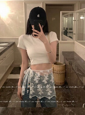 白色蕾丝花朵腰巾配牛仔裤屁帘