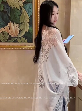 白色蕾丝流苏披风镂空配裙子披肩