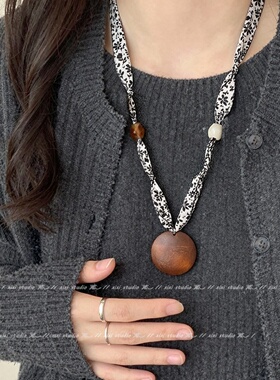 慵懒风丝巾项链白色碎花木盘吊坠