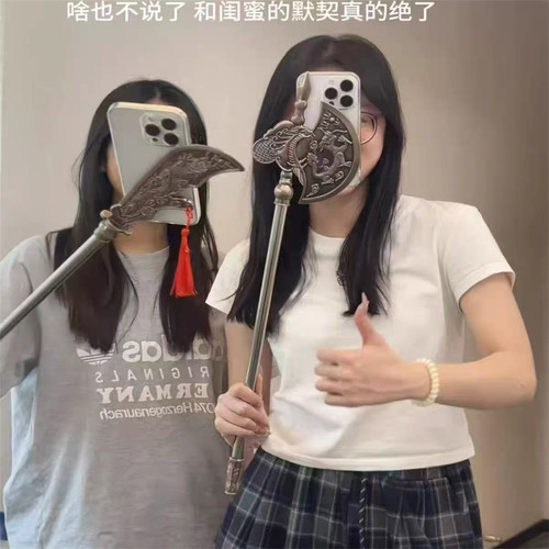 仿真关羽青龙偃月刀适用苹果16iPhone17promax超火手机壳15超大14搞怪13夸张12奇葩16plus抽象猎奇炸裂搞笑11 - 图0