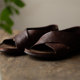 ການປົກຫຸ້ມຂອງແມ່ນ floral cross strap sandals ຫນັງ nubuck